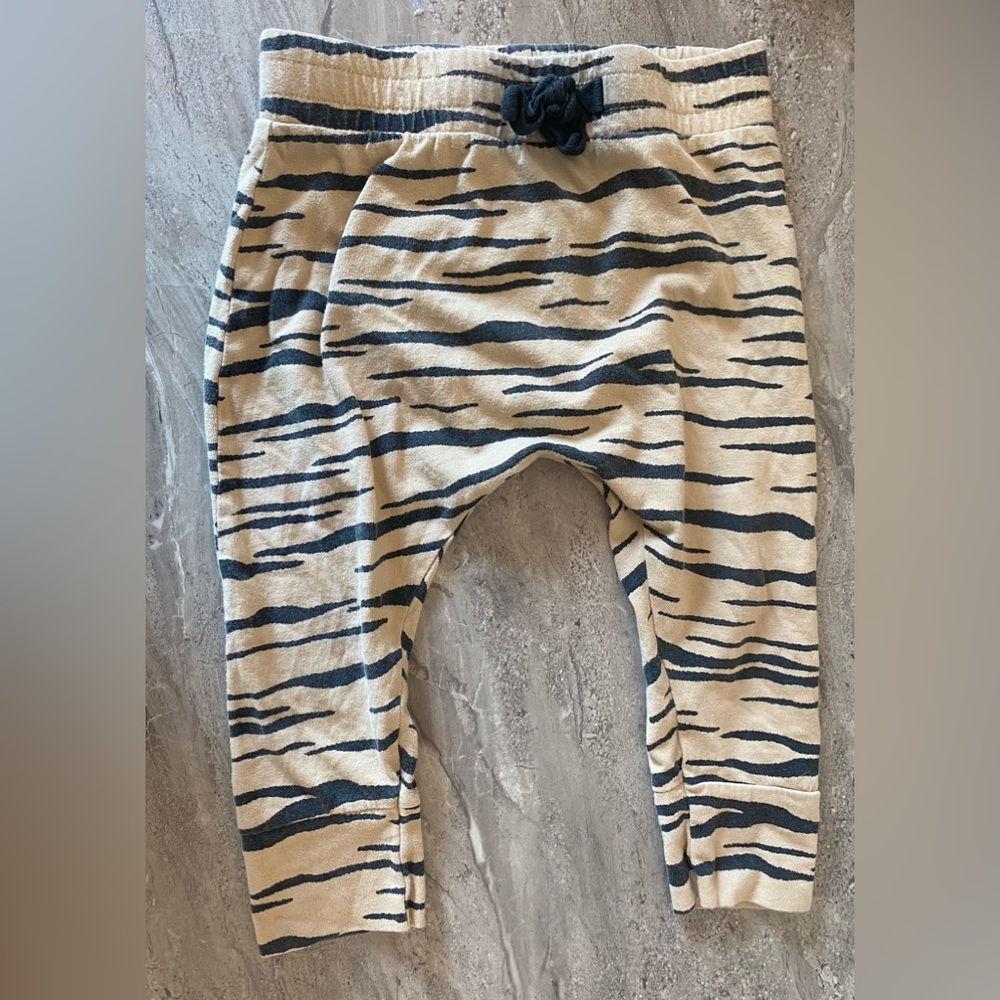 GUC - Huxbaby tiger pants size 3t drop crotch
